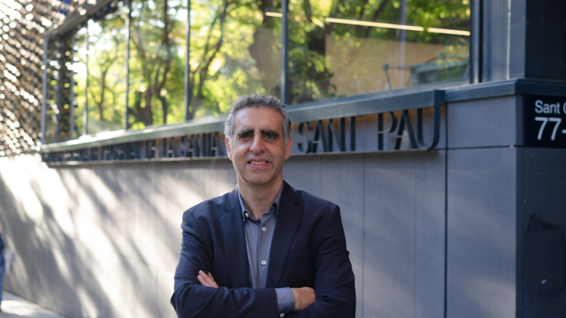 L'investigador Manel Esteller a l'exterior de l'Institut de Recerca de Sant Pau ( Hospital de la Santa Creu i Sant Pau)