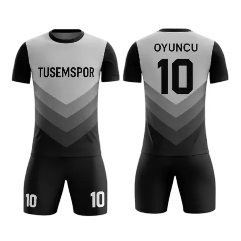 Gri tonlar ışığı yansıtmaz; bu da TS-0067’yi özellikle gece maçları ve salon turnuvaları için mükemmel kılar. Şık görünümü sayesinde kurumsal turnuvalarda veya tanıtım maçlarında da tercih edilir. Sponsor baskısı ve logo renkleri tüm kontrast tonlarda rahatlıkla uygulanabilir.