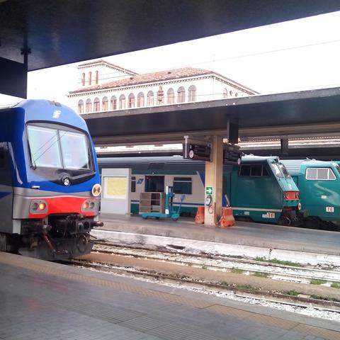 Buongiorno. Ich habe Alma gestern am Bahnhof getroffen - Santa Lucia. Sie war nur kurz in Padova. Aber sie hat getan, als wäre sie auf Weltreise gewesen. Saluti, Mafalda Cinquetti aus #Venedig