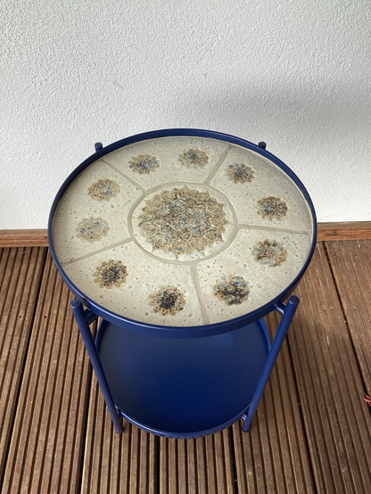 Beistelltisch rund in blau mit handgefertigten Fliesen mit Mandalamuster in blau-braun-grau auf hellbeigem Grund