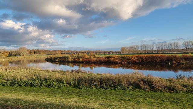 De Maas en in de verte de brug tussen BE en NL (deel van de E313 denk ik)