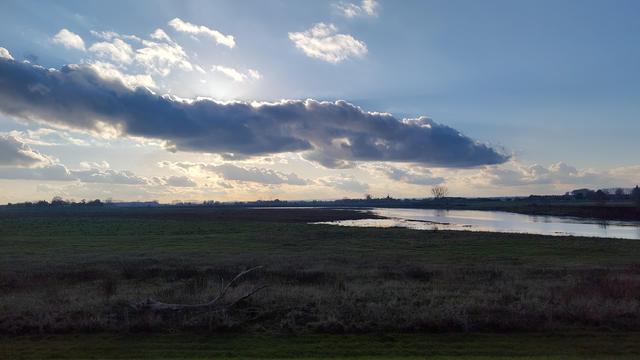 De Maas, prachtige lucht, ietwat onderbelicht landschap :)