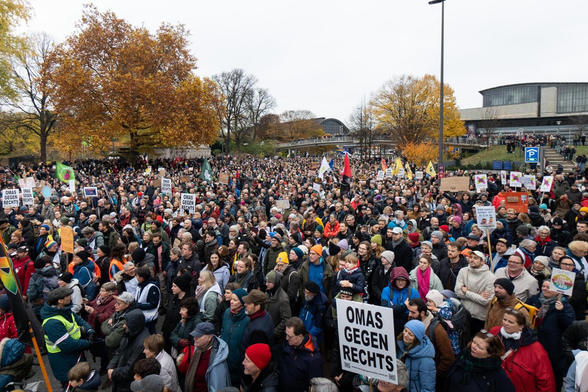 Große Menschenmenge in Hamburg am Stephansplatz.