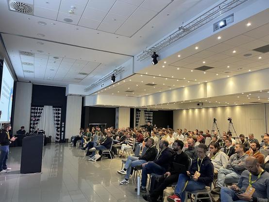 Alessandra Bilardi comincia il talk davanti alla platea di ~170 persone