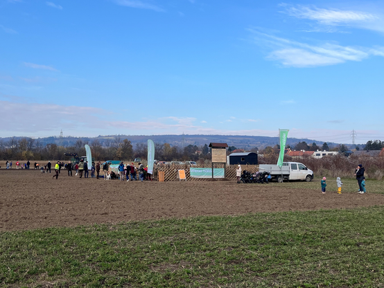 Ausgabestelle der zu Bäume und Sträucher auf dem Feld, das zum Wald der jungen Wiener*innen 2025 wird
