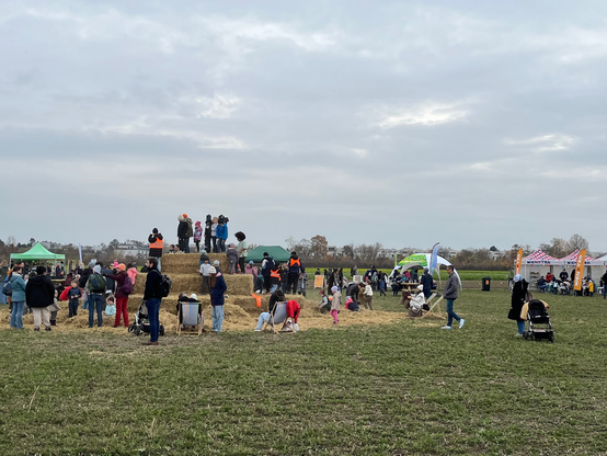 Berg aus Heuballen, auf dem Kinder spielen