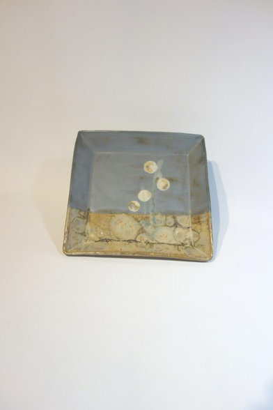 Gleiche Grundform, Aufteilung und Ähnliches Motiv in graublau und gelbgold 