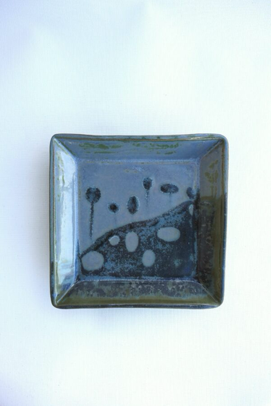 Gleiche Gundform, Abhang mit Bäumen, die sich spiegeln, graublau und dunkles grüngrau