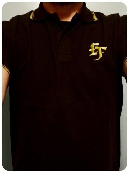 Polo du Hellfest pour l'édition 2017. 
En noir avec un logo brodé en vert/bronze repris pour le liseré du col et des manches. 
Le logo tente une variante avec les initiales H et F mais ça fait un peu lettres gothiques et on lit plutôt E et F... 
Idéal pour les 60 ans de la belle-mère.