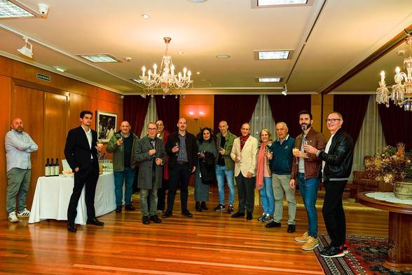 El "Creatiz y artista J. Antonio Fontal Álvarez" con los asistentes al evento "Telúrica realidad" en la "Sala Polivalente" del "Club de Campo del Centro Asturiano de Oviedo".