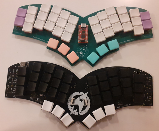 Photo des deux Quacken qui seront en essai au Capitole du Libre :
 – en haut, le Quacken Zero, vert avec des touches blanches, en configuration 3×6 +3 ;
 – en bas, le Quasken Split, noir avec des touches noires (sauf les touches de pouces, blanches), en configuration 3×5 +3.