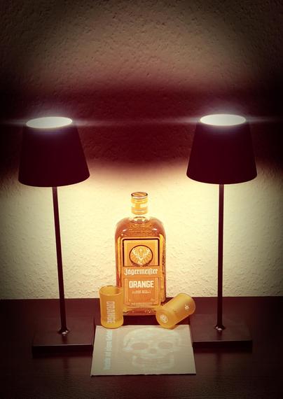 Bild des Glühwein-Checks: Zwischen zwei Lampen steht eine ungeöffnete Flasche Jägermeister ORANGE , davor zwei orangefarbene Jägermeister Shotgläser und eine graue Serviette mit dem Aufdruck: "Verzehr auf eigene Gefahr" Ein Symbolbild des Glühwein-Checks, das in seiner 170.ten Podcast Folge den Jägermeister ORANGE allein & im roten Glühwein probiert & bewertet.
#Glühwein
#JägermeisterORANGE
#gluhwein
#jagermeister
#WeihnachtsCocktail
#SpirituosenHärtetest