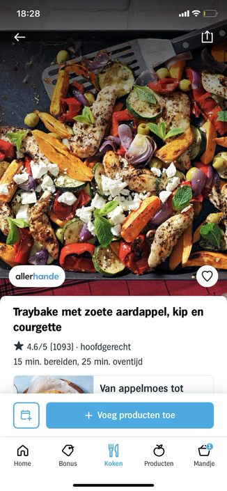 De allerhande recept versie van het gerecht. Kip traybake met zoete aardappel, courgette, rode paprika, olijven , feta en munt. Prachtige kleuren met rode uit erbij. 