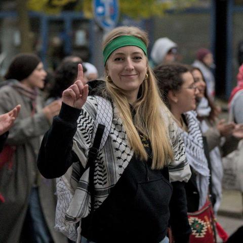 Diese Person wurde gefragt, ob das grüne, nach Hamas aussehende Stirnband intendiert sei. Sie nickte zustimmend während sie den Tauhid-Finger zeigte.