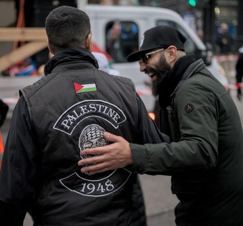 Rechts ein Organisator der Veranstaltung