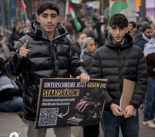 Die linke Person zeigt den Tauhid-Finger. Die Unterschriftensammelaktion stammt aus dem Umfeld der verbotenen Gruppe Muslim Interaktiv