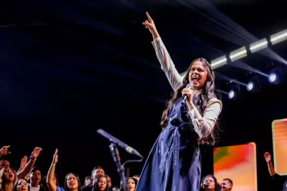 A cantora Eula Cris presenteou o público com mais uma faixa do seu projeto gravado ao vivo, o single "Forte é o Meu Deus". Forte: Divulgação.