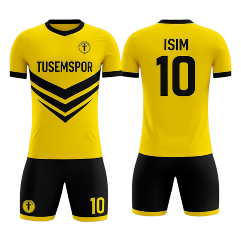 TS-0070, özellikle akşam maçlarında spot ışıkları altında net görünürlük sağlar. Siyah şort ve sarı detay kombinasyonu, takım bütünlüğünü vurgular. Ayrıca sponsor ve logo baskıları siyah alan üzerinde güçlü bir şekilde öne çıkar.