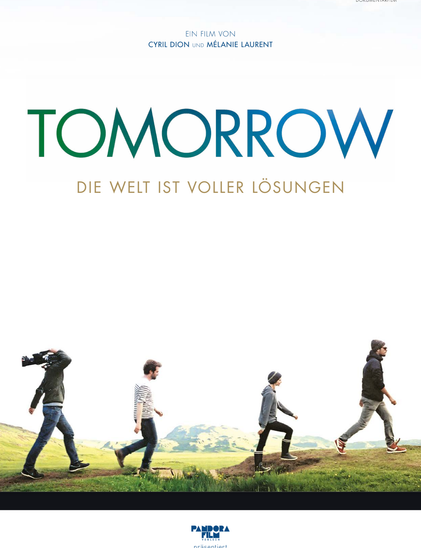 Das Bild zeigt das Filmplakat für den Film "Tomorrow". Im oberen Bereich steht der Titel "TOMORROW" in großen, blauen Buchstaben. Darunter befindet sich der Untertitel "Die Welt ist voller Lösungen" in grüner Schrift. 

Weiter unten sind vier Personen abgebildet, die von links nach rechts über eine Landschaft gehen. Die Landschaft ist grün und hügelig. Unter den Personen sind verschiedene Kleidungstile zu sehen, die auf eine moderne, alltägliche Kleidung hindeuten. Am unteren Rand des Plakats ist das Logo von "Pandora Film" zu sehen, was auf die Produktionsfirma hinweist.