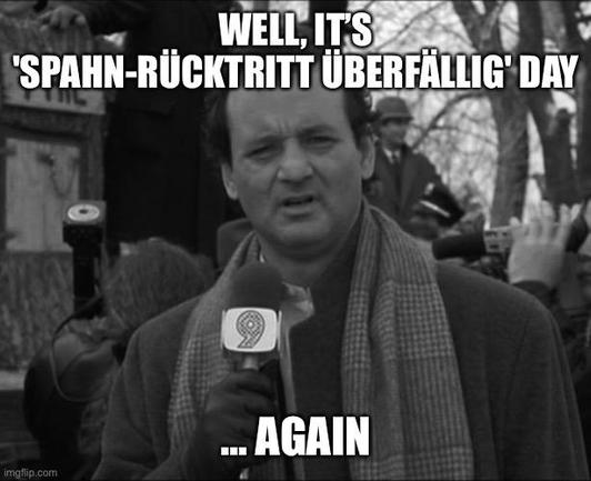 Phil Connors mit Mikro in der Hand moderiert zum wiederholten Mal den Murmeltiertag - Meme
Text oben: „WELL IT'S 'SPAHN-RÜCKTRITT ÜBERFÄLLIG' TAG
Text unten: … AGAIN