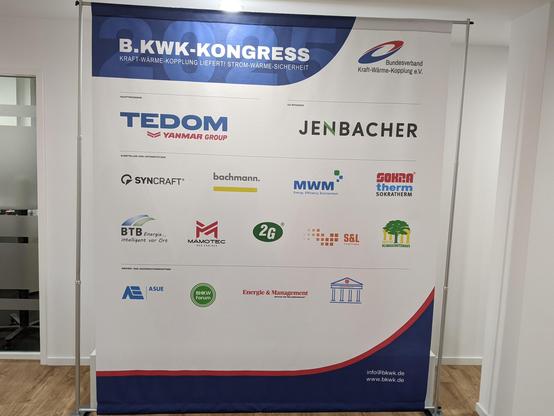 Große Leinwand mit den Sponsoren und Medienpartnern wie den Energopolis Podcast