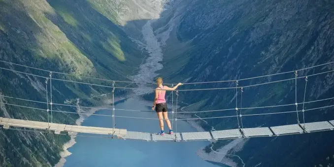 🌄 Erlebe den Höhepunkt deiner Wanderung an der Olpererhütte! 🏞️ Atemberaubende Aussichten erwarten dich! 🌉
