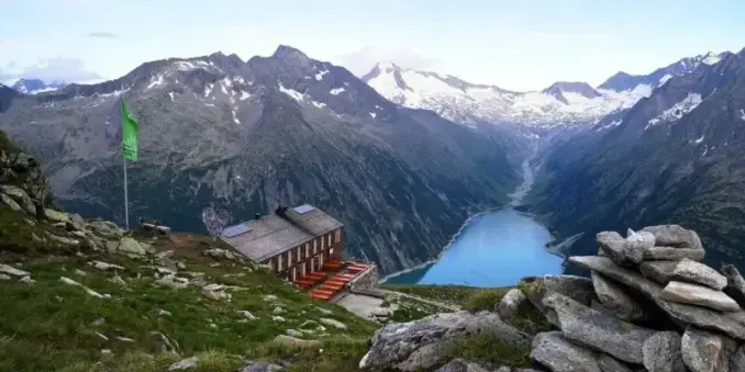 🌄 Erlebe den Höhepunkt deiner Wanderung an der Olpererhütte! 🏞️ Atemberaubende Aussichten erwarten dich! 🌉