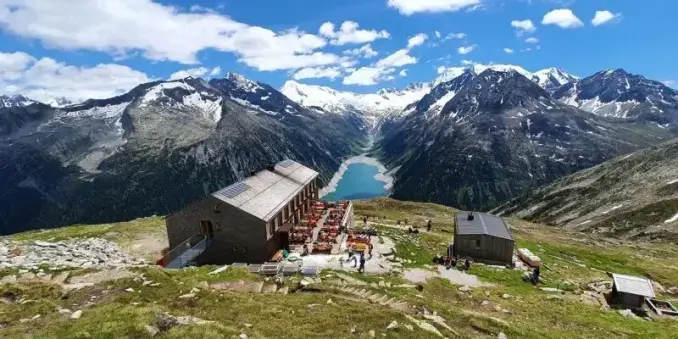 🌄 Erlebe den Höhepunkt deiner Wanderung an der Olpererhütte! 🏞️ Atemberaubende Aussichten erwarten dich! 🌉