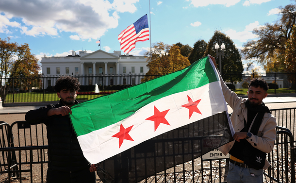 Dos joves mostren una bandera de Síria davant de la Casa Blanca (Reuters/Kevin Lamarque)