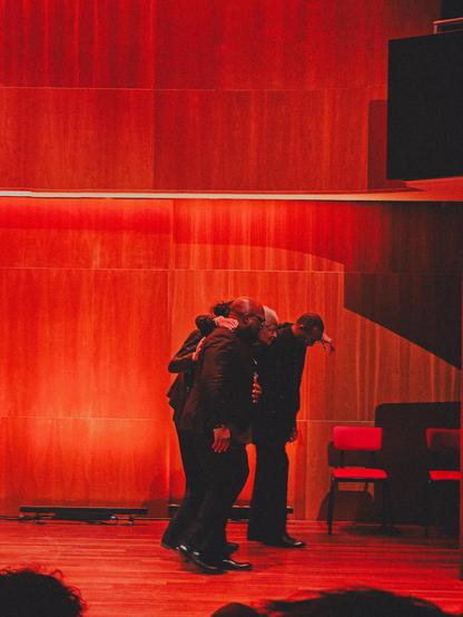 Abdullah Ibrahim loopt onder begeleiding van het podium