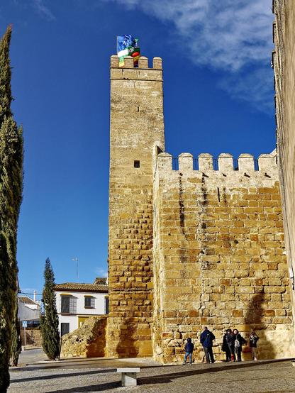 Besucher:innen vor dem Stadttor in Carmona.