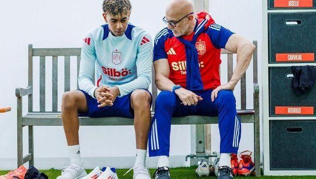 De la Fuente conversa amb Lamine Yamal en una concentració de la selecció espanyola (RFEF)