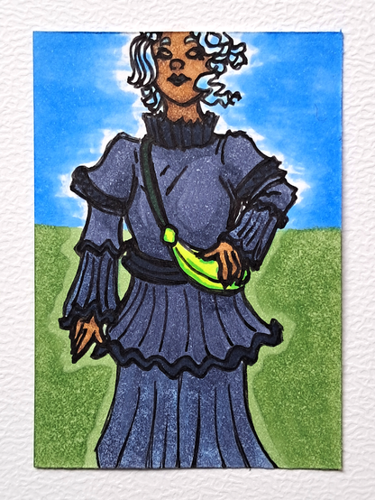 Une carte représentant une femme à la peau mâte, aux cheveux blancs légèrement bleutés courts et virevoltants, portant une longue robe grise sombre à la teinte froide lui couvrant l'ensemble de son corps excepté la tête et les mains, formés de tissus plissés et lisses, ainsi qu'un sac-banane en forme de banane aux couleurs fluorescentes en diagonal ; elle a une expression dignifiée et les yeux fermés ; sur fond d'une colline avec un ciel bleuté.