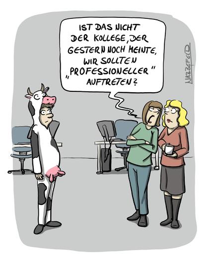 Im Büro steht ein Mann im Kuh-Kostüm in der Gegend herum, während zwei Kolleginnen tuscheln: "Ist das nicht der Kollege, der gestern noch meinte, wir sollten „professioneller" auftreten?"