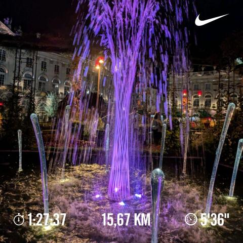 A photo of a fountain with violet backlight at the Stanislas square in Nancy in the framework of the Jardin Éphémère installation.