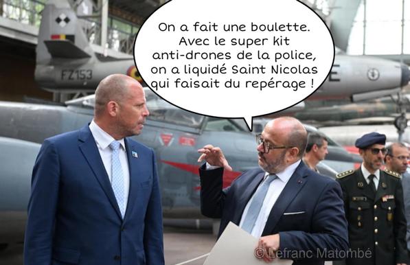 Meme en français. Théo Francken (à gauche) et Bernard Quintin (à droite) parlent à l'intérieur d'un musée de l'air ou d'une zone d'exposition avec un avion de chasse F-84F Thunderstreak de la Force aérienne belge à l'arrière-plan. Une bulle de dialogue, attribuée à Bernard Quintin, dit : 'On a fait une boulette. Avec le super kit anti-drones de la police, on a liquidé Saint Nicolas qui faisait du repérage !