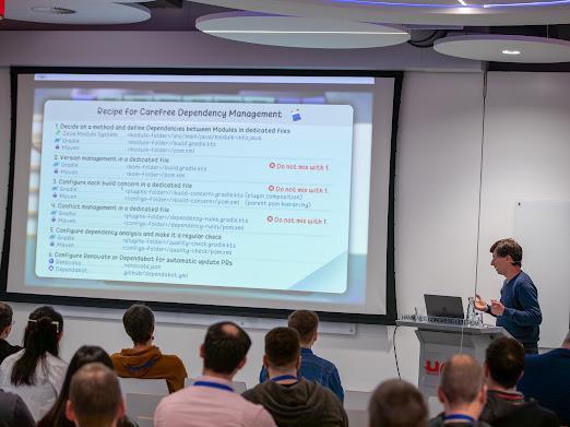 Jendrik talking at Java Forum Nord 2025 in Hannover about Carefree Dependency Management for Java projects.
