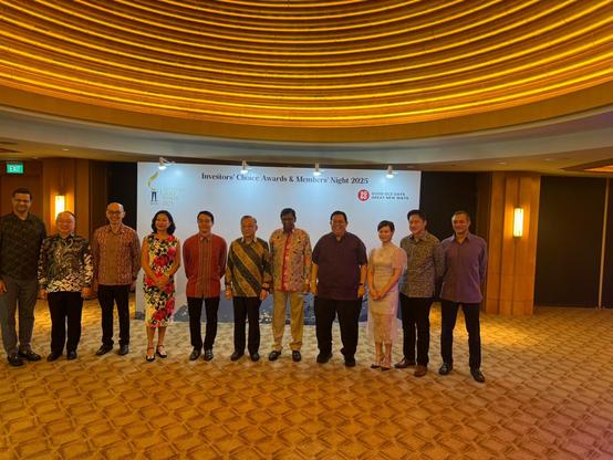Robson Lee and fellow SIAS Management Committee members standing with DPM Gan Kim Yong at the 2025 Investors’ Choice Awards