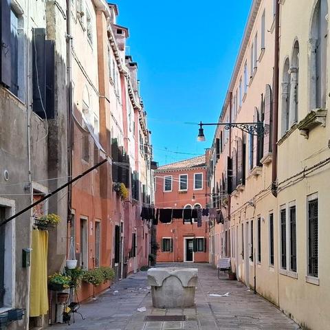 Buongiorno. Heute ist es doch nochmal sonnig bei uns. Da konnte Cuzia Salvino ihre Wäsche auf die Gasse hängen. Hoffentlich wird sie trocken. Saluti, Mafalda Cinquetti aus #Venedig