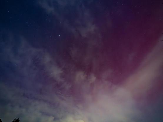 Nachthimmel mit roten Polarlichtern, leider mit dünnem Wolkeschleier