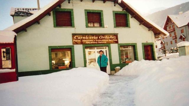 Aurora Jaquet a l'entrada, nevada, del comerç plaçat a la vora de l'N-230, a l'entrada de Vielha