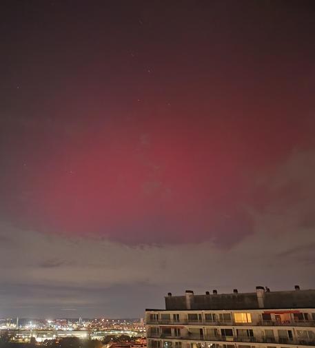 Een roodachtige hemel boven een stad