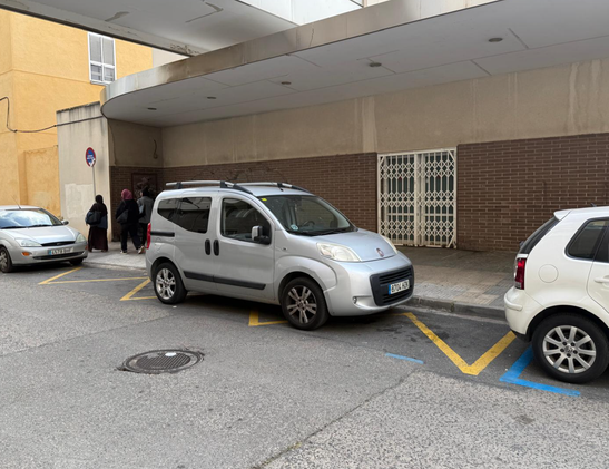 El pou estaria situat en aquesta àrea de càrrega i descàrrega del carrer Jacint Barrau (3CatInfo)