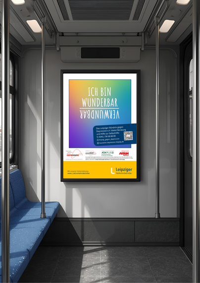 Innenraum einer U-Bahn mit gelben Sitzen und Haltestangen. An der Rückwand hängt ein Plakat mit dem Text „Heute schon für dich gesorgt?“ in einer Sprechblase auf blau-gelbem Hintergrund. Unten auf dem Plakat befinden sich Logos verschiedener Organisationen, darunter das Logo der „Leipziger“ Verkehrsbetriebe.