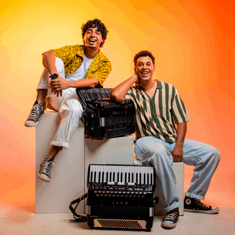 Formada pelos irmãos Jonathan e Junior Gomes, a dupla Sarau do Reino apresenta o EP “Naturalmente” pela Onimusic. Foto: Divulgação.