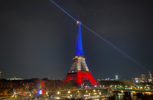 La torre Eiffel il·luminada amb els colors de la bandera francesa en record dels atemptats al Bataclan (3CatInfo)