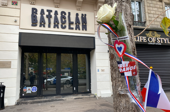 Una flor blanca en record de les víctimes davant de l'entrada actual de la sala Bataclan (3CatInfo)