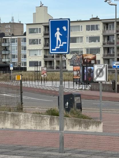 Blauw verkeersbord met een poppetje op een trap voor een stuk weg met wat traptredes.