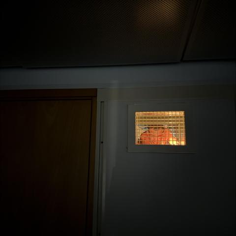 Et bilde av Bruce Willis i luftekanalen. Bildet er opplyst et batteridrevet te-lys