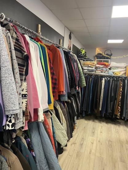 Winterjacken und Pullover